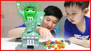 Statue of Liberty Dispenser Learn Colors Fruit Candy Guess Game Family Fun Kids Color Pong Song