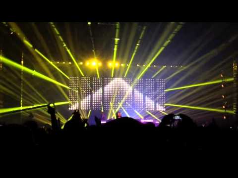 Tiësto playing: Bass King Vs X-Vertigo Feat Golden Sun - Kings @ SJSU [3-5-13]