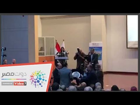 الفريق مهاب مميش يهدي درع قناة السويس لرئيس الوزراء