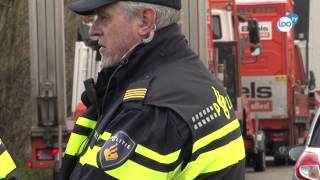 preview picture of video 'Inval in loods Slesingerstraat Brunssum vanwege drugs'