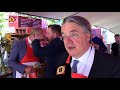 Gelegenheidschef Wim van de Donk maakt gerechten met bloembollen