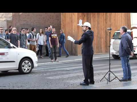 Roma: il vigile direttore d'orchestra mancato