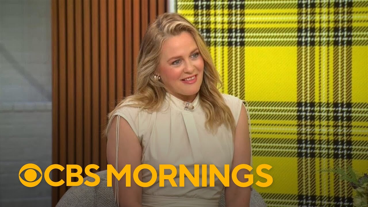 Alicia Silverstone on role in "A Merry Little Ex-Mas" and 30th anniversary of "Clueless"