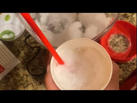 Making shaved-ice with my friend @Dippydogergeg #shavedice #ice #funny #unboxing #blending
