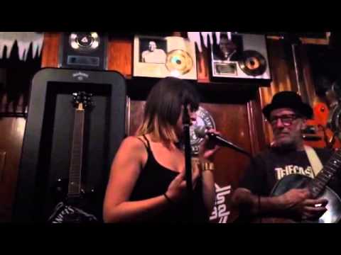 Entonces Mara Barros cogio el micro y nos dejó con la boca abierta....que grande!