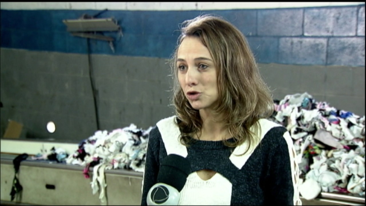 Projeto social transforma meias usadas em cobertores novos