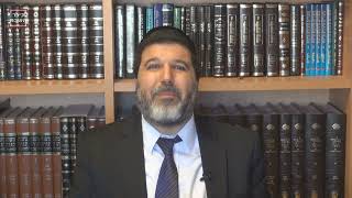 הרב אופיר מלכא- האם מותר לבלוע 'קלי צום' בשבת?  וכיצד מחליפים בגדים !