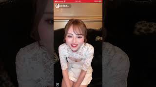 ライブ配信　キャバ嬢チラチラ　胸チラ　谷間