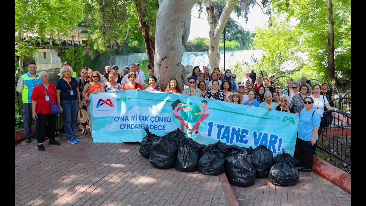 MERSİN BÜYÜKŞEHİR VATANDAŞLARLA TARSUS’TA ÇEVRE TEMİZLİĞİ YAPTI