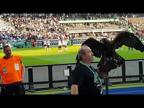 19.05.2018 Eintracht Frankfurt Fans in Berlin singen "Im Herzen von Europa", Polizeichor Frankfurt