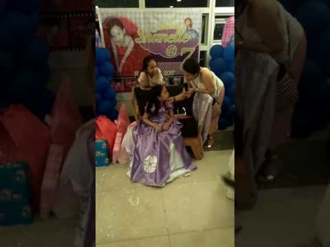 020517 Shanelle at 7 cake blowing