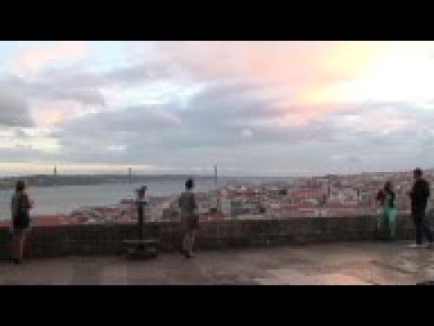 Morcegos atraem visitantes ao histórico castelo no topo de uma colina