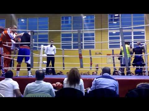 Velada Boxistica en Cáceres... Combate de Raúl Granada Andalucia.