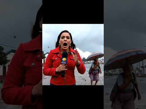 Impactante! Reportera capta tornado en Tolima y abuelita es arrastrada. #Tornado #Noticias #Colombia