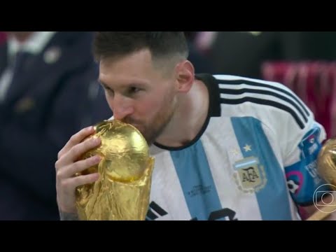 MESSI BEIJANDO A TAÇA DA COPA
