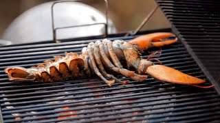 Homard grillé au beurre à l’ail sur le BBQ