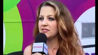 Carta d'identità di Noemi all'MTV mobile Live di Napoli 2009 - da Marco Carta ai segni particolari