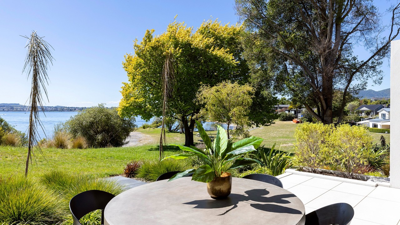 Absolute Lakefront Luxury – Rainbow Point