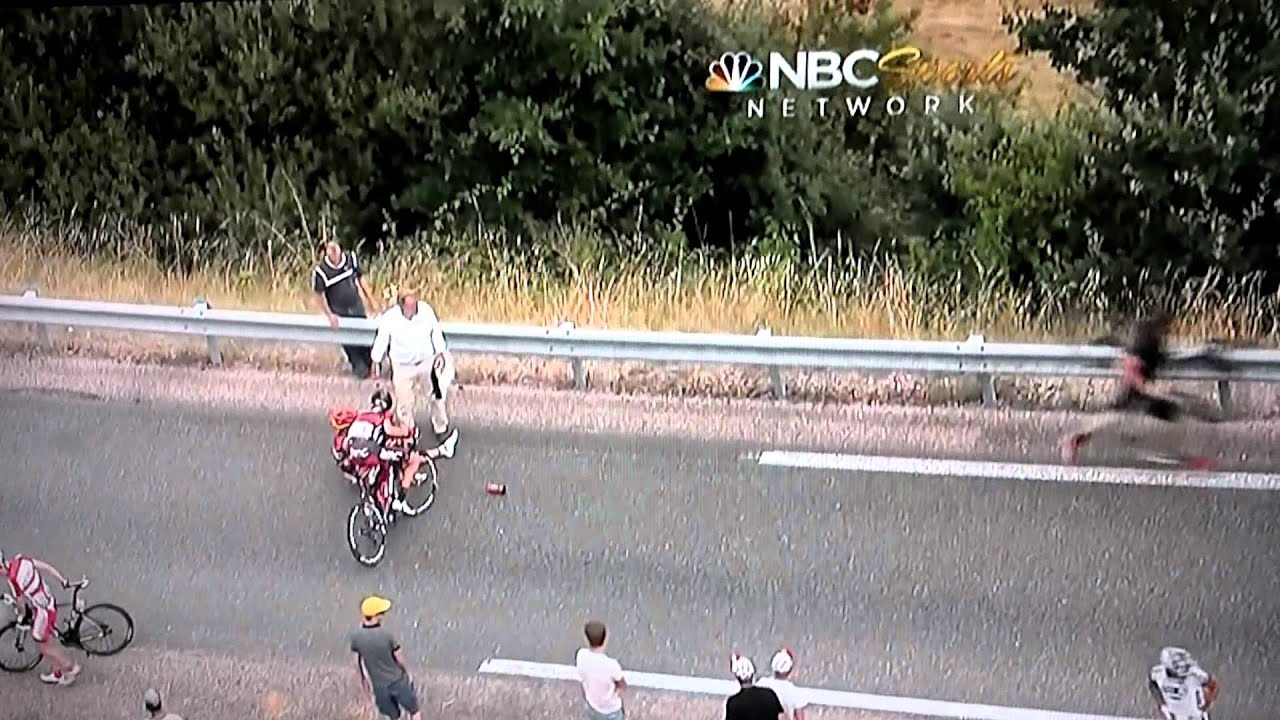 Gilbert confronts fans at TDF stage 18 - YouTube