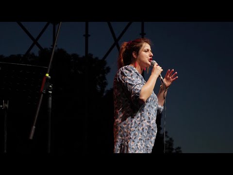 Michela Giraud travolge Piazza Aldo Moro