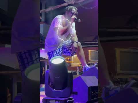 The Venom en mode #Mickwendo . Dove’ND performe le titre Molawoé au festival Désenchainés.