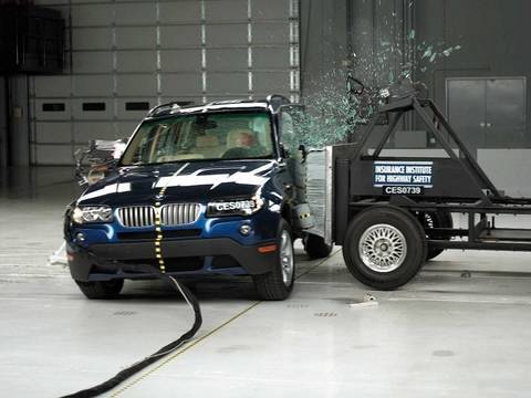 2008 BMW X3 side IIHS crash test