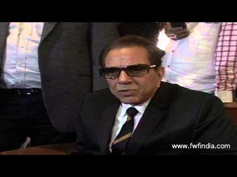 Dharmendra Wishes Happy New Year 2014 to its Fan