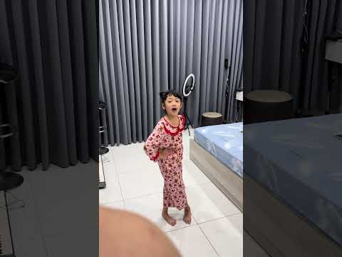 Bé Xí Muội tập làm người mẫu và Hồ Việt Trung#shorts