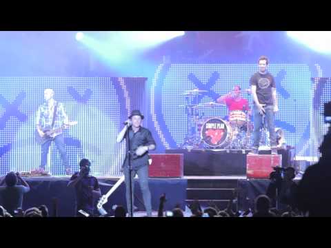 Simple Plan - I'm Just A Kid (LIVE in Quebec)