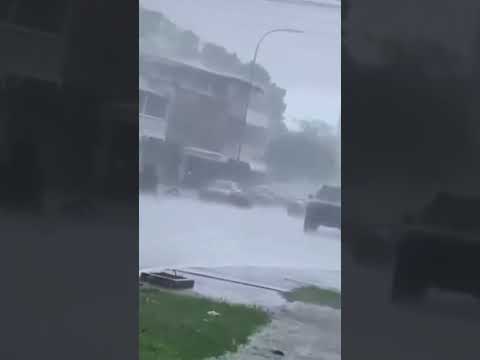Se registran fuertes precipitaciones con vientos huracanados en San Felipe, estado Yaracuy.