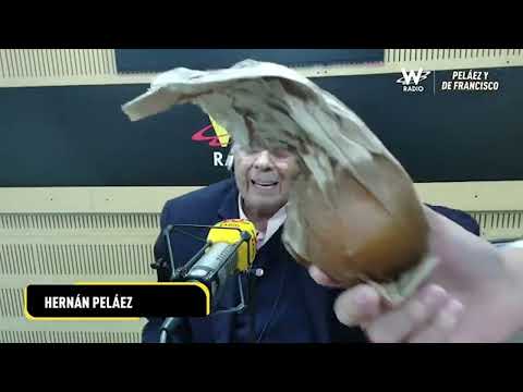 The unmissable on-air situation in Peláez De Francisco on La W with a buñuelo.