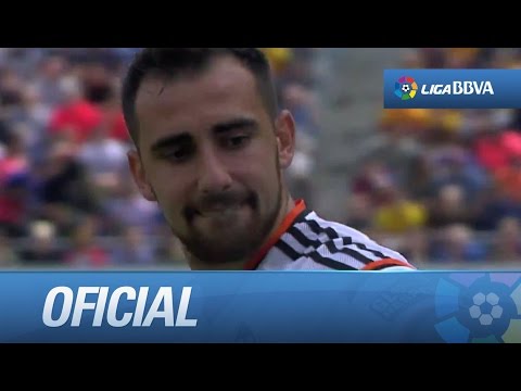 Remate forzado de Alcácer que se pasea por delante de portería