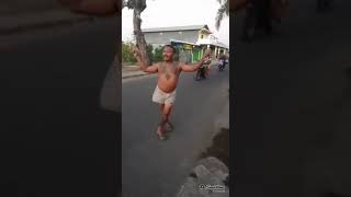Download lagu seorang pria bertato joget joget di jalan mp3