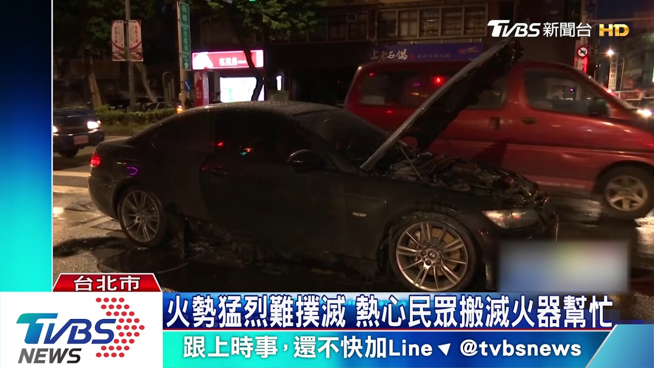 燒起來了!轎車行駛中底盤竄火 駕駛驚逃
