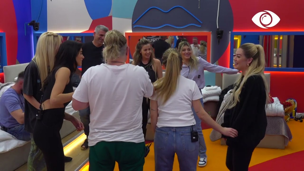 Banorët organizojnë një lojë në dhomën e gjumit