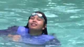 preview picture of video 'Dara Suharyati di kolam renang sun set view pantai carita banten'