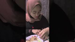 Download lagu Story WA Mentahan halu makan bareng cewe cantik. Buat manasin mantan, prank temen. mp3 Download lagu Story WA Mentahan halu makan bareng cewe cantik. Buat manasin mantan, prank temen. mp3