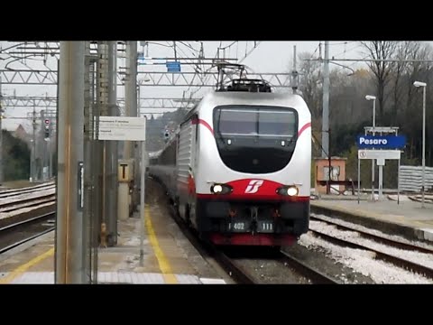 E402b.111 in testa al FB 9801 in arrivo a Pesaro.