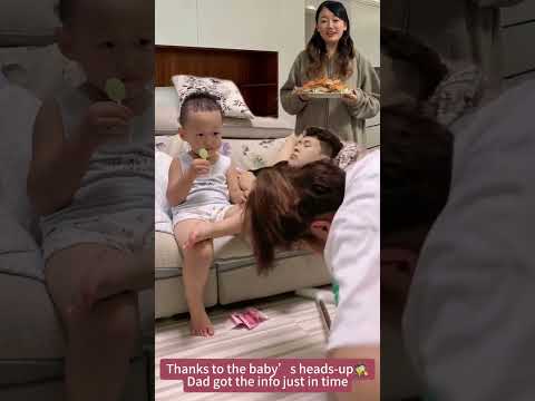 Thanks to the baby’s heads-up🕵️ Dad got the info just in time! / 아기의 알림 덕분에🕵️ 아빠가 제때 정보를 얻었어요!