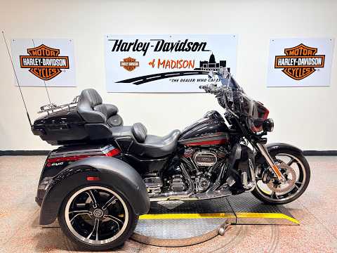 2020 FLHTCUTGSE Harley-Davidson® CVO™ Tri Glide® Black Stardust w/ Magnetic Gray & Wicked Red