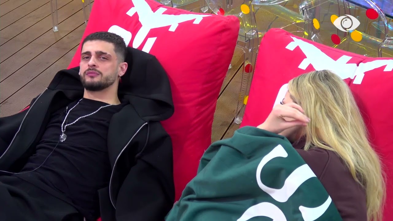 Kam qenë shumë i lidhur me gjyshin/ Gimbo bisedon me Selin teksa qëndrojnë në oborr