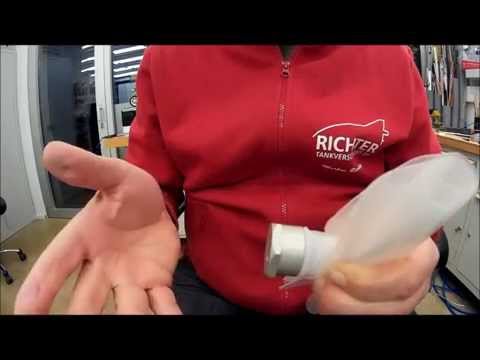 Aufdrehen eines Platypus - Tankverschlusses