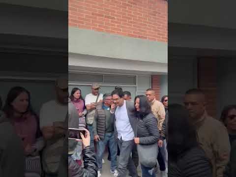 Este es el momento donde Iván Cepeda llega a su puesto de votación #IvanNosUne #ConsultaPopular