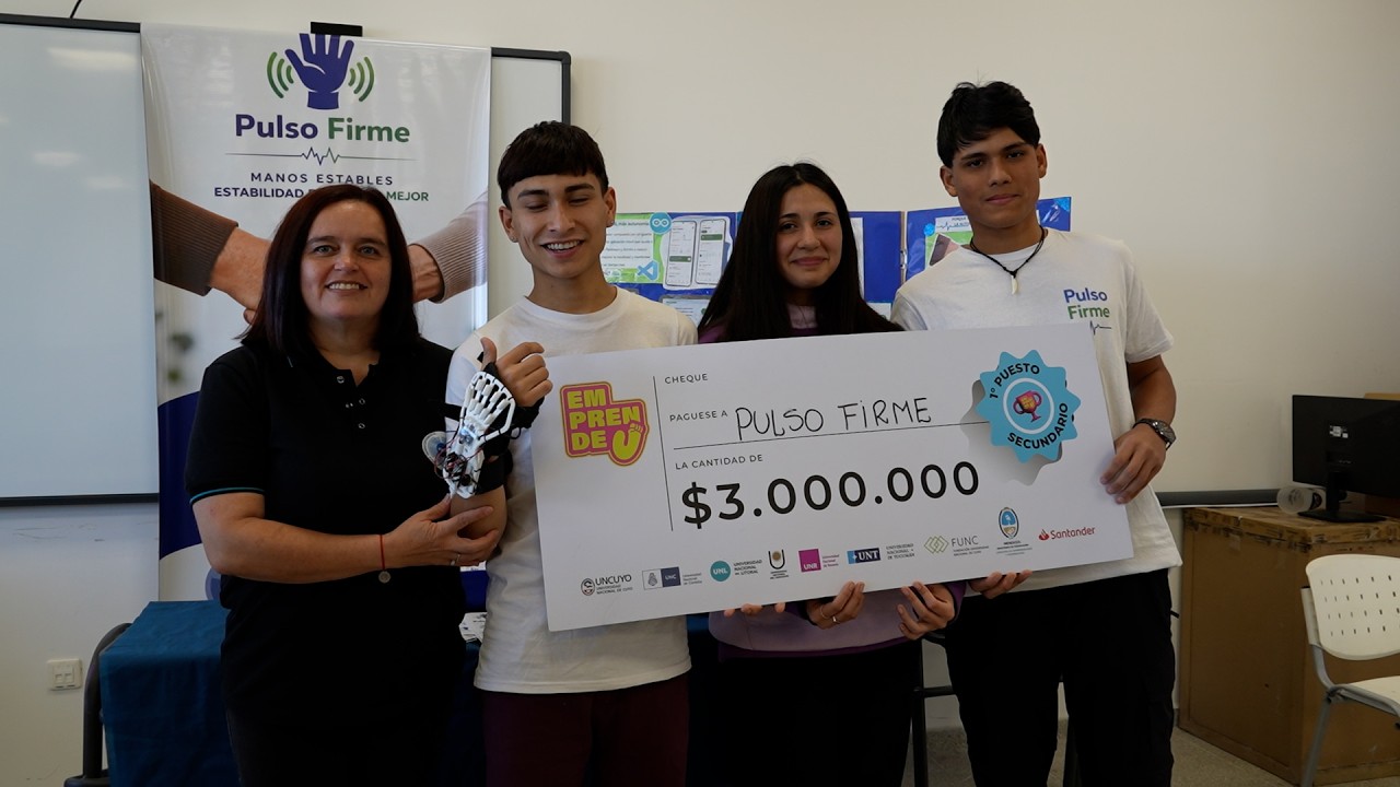 Estudiantes cordobeses crearon una mano robótica para rehabilitación de personas con Parkinson y artritis