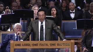 Smokey Robinson sings to Aretha Franklin during her funeral