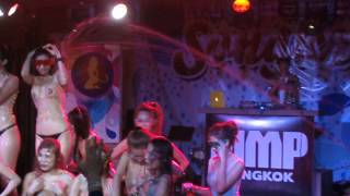 Download lagu Thai girls in Bikinis Dancing in Bangkok Thailand ... mp3