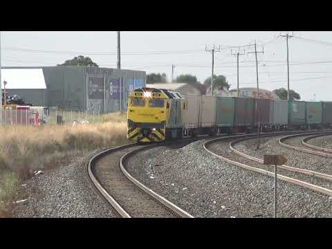 G535 7MP1 Aurizon freight passing north shore