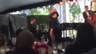 Lady Gaga cantando &quot;La Vie En Rose&quot; en los Grammy&#39;s Museum Luncheon.