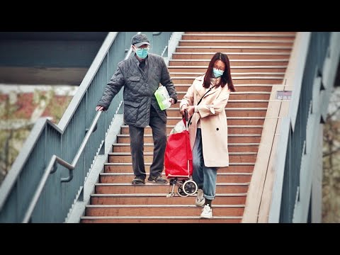 當老人提著重物吃力上天橋， 連小男孩都主動上前幫忙！
