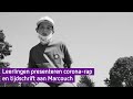 Kinderen laten corona-rap en tijdschrift zien aan burgemeester Marcouch